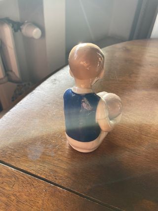 Figurina in ceramica di bambino vintage con palla