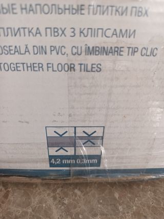 Caja nueva baldosas PVC +otras usadas y quitadas.