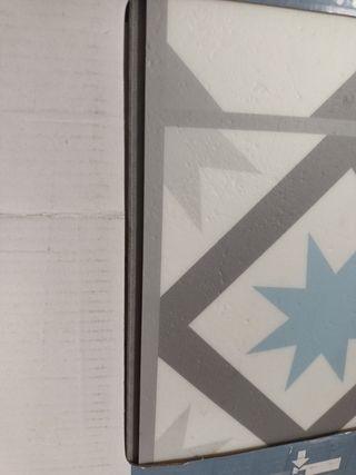 Caja nueva baldosas PVC +otras usadas y quitadas.