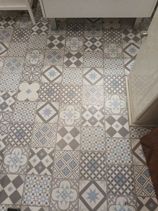 Caja nueva baldosas PVC +otras usadas y quitadas.