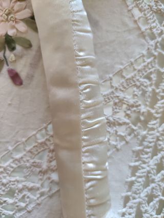 2 perchas  forradas en tela de raso