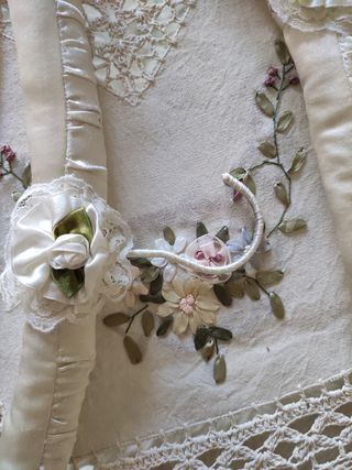 2 perchas  forradas en tela de raso