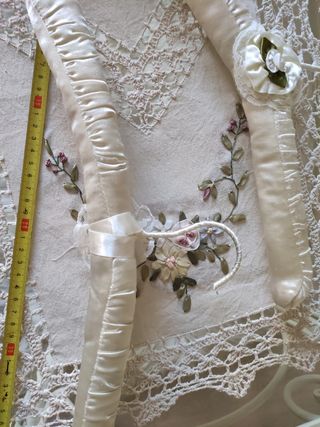 2 perchas  forradas en tela de raso