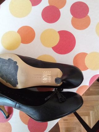 Zapatos de piel, tacón de 7cm, color negro.