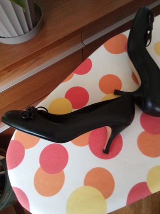 Zapatos de piel, tacón de 7cm, color negro.