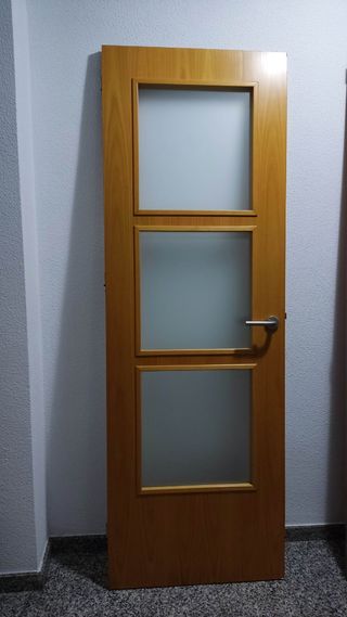 Puerta interior con cristales y marco
