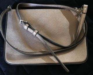 Bolso plateado fiesta pequeño Parfois. 