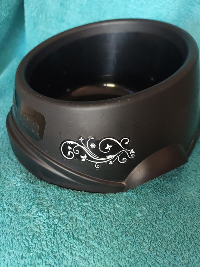 Ciotola per cibo per cani inclinata