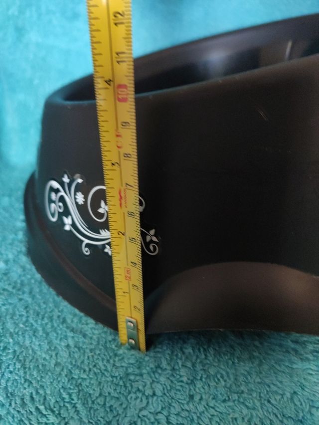 Ciotola per cibo per cani inclinata