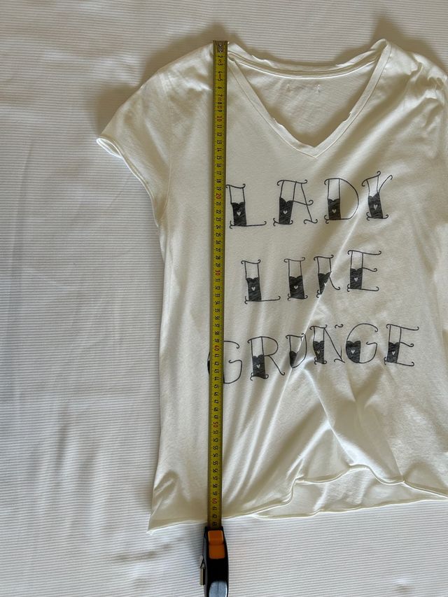 Camiseta blanca, letras negras,The hip tee,talla S