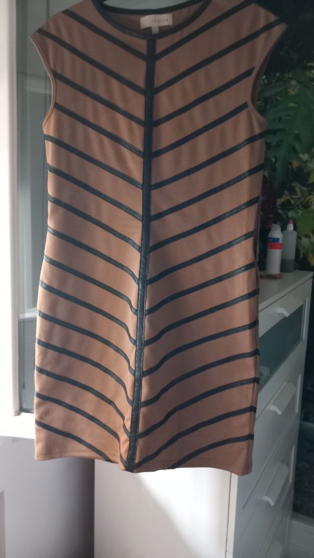 Vestido con tiras polipiel