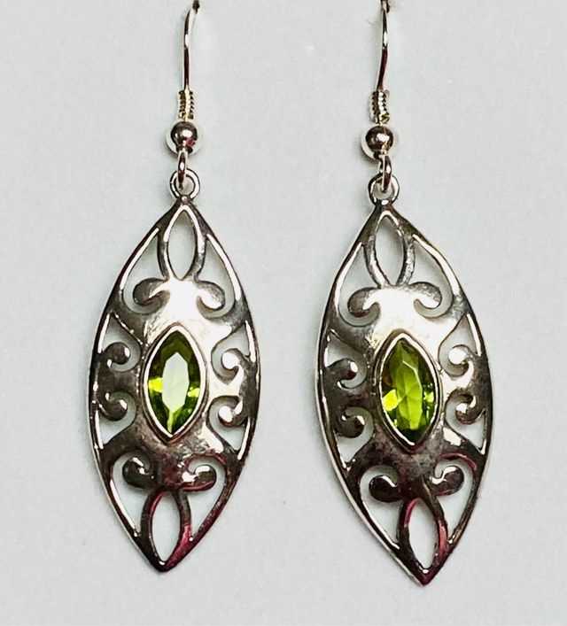 Pendientes indios de peridotos en plata de ley 925