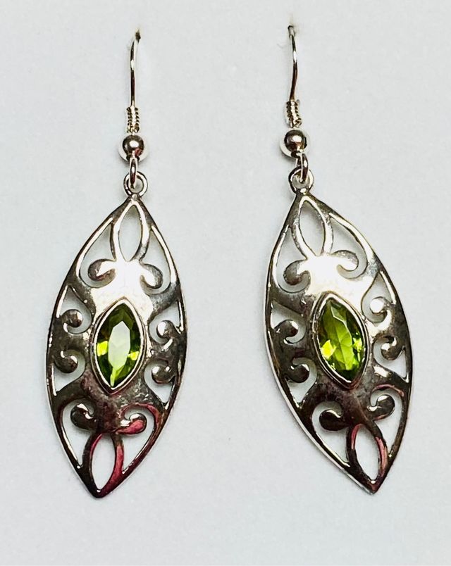 Pendientes indios de peridotos en plata de ley 925