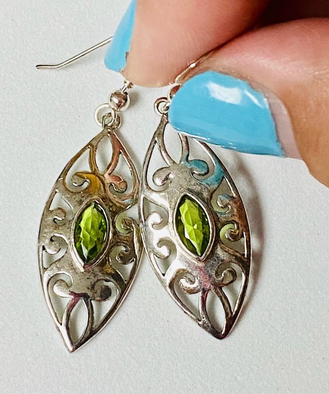 Pendientes indios de peridotos en plata de ley 925