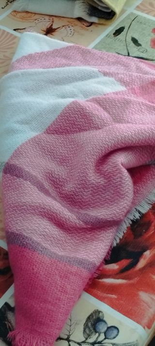 Pañuelo o bufanda con patrón de cuadros