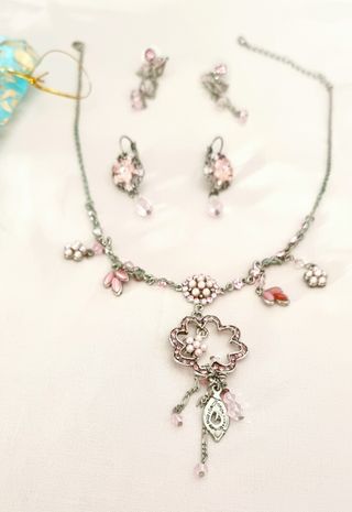 Conjunto de collar y pendientes en rosa 