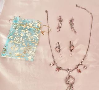 Conjunto de collar y pendientes en rosa 