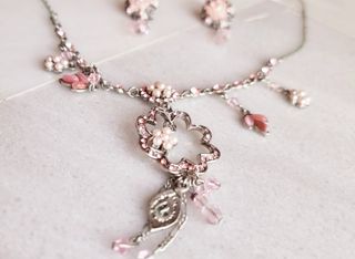 Conjunto de collar y pendientes en rosa 
