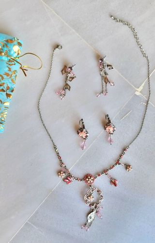Conjunto de collar y pendientes en rosa 