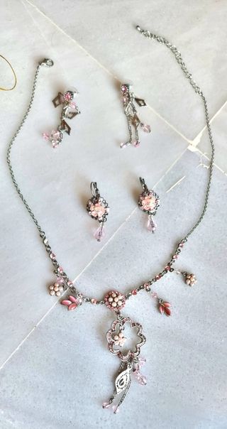 Conjunto de collar y pendientes en rosa 