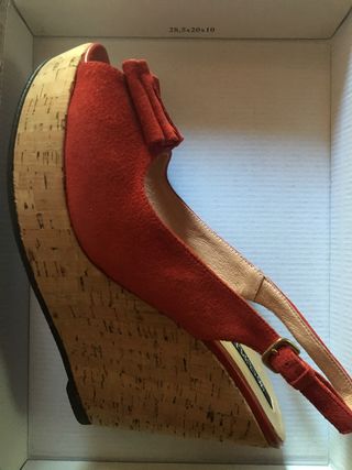 Sandalias rojas . Nuevas . Piel . N 40 