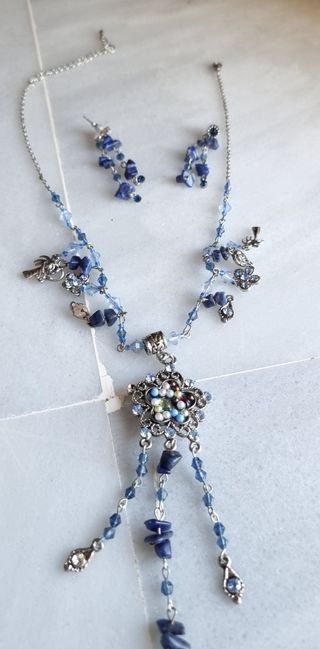 Conjunto de collar y pendientes en azul