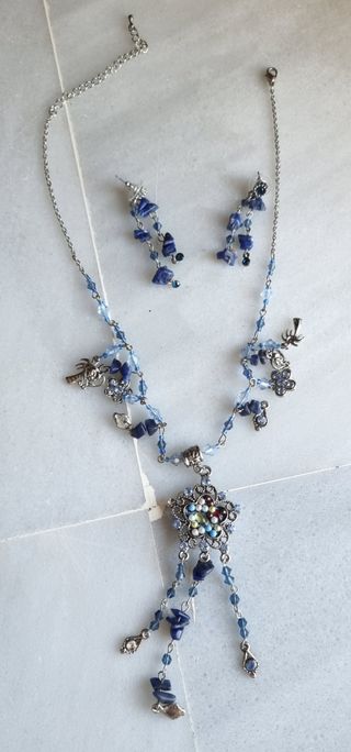Conjunto de collar y pendientes en azul