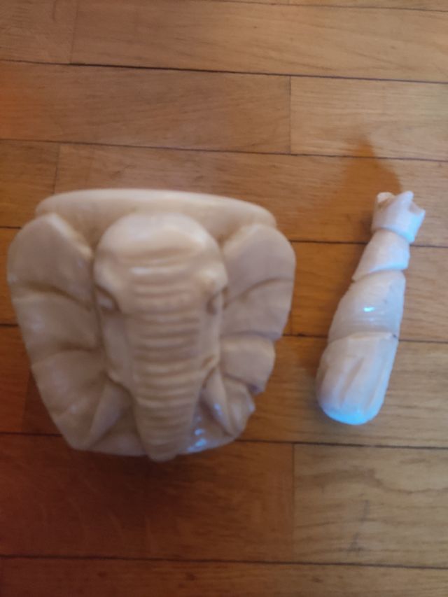 Antiguo mortero alabastro Elefante