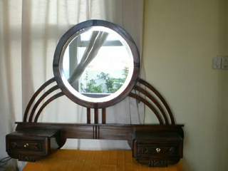 Tocador art-decó de madera de castaño.