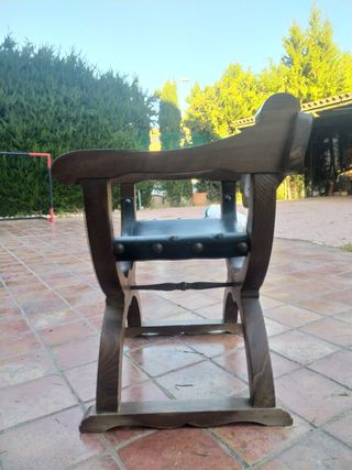 Sillón madera maciza rústico cuero tallado