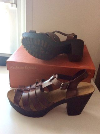 Sandalias cuero tacón y plataforma. T41
