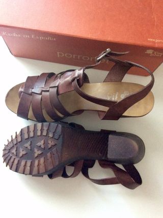Sandalias cuero tacón y plataforma. T41