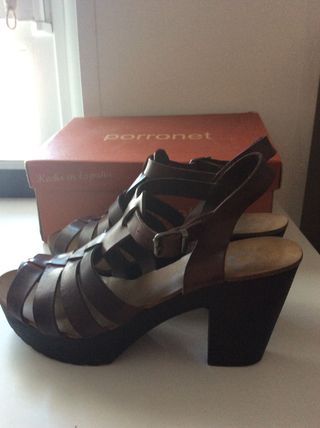 Sandalias cuero tacón y plataforma. T41