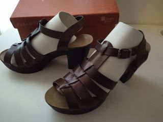 Sandalias cuero tacón y plataforma. T41