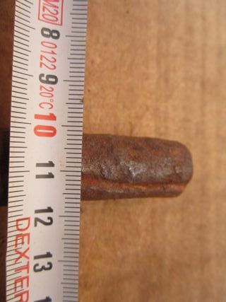 Soporte antiguo para bisagra grande.