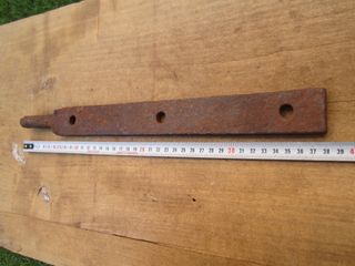 Soporte antiguo para bisagra grande.