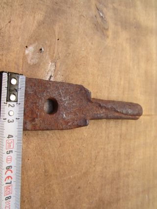 Soporte antiguo para bisagra grande.