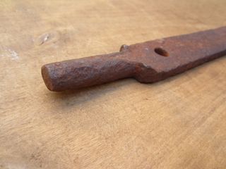 Soporte antiguo para bisagra grande.