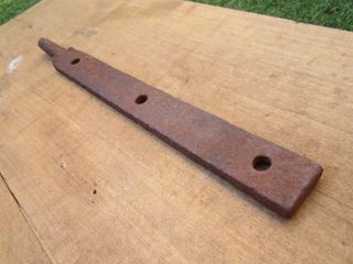 Soporte antiguo para bisagra grande.