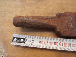 Soporte antiguo para bisagra grande.