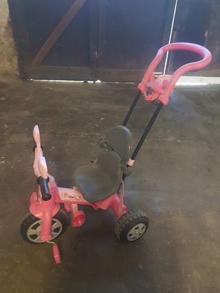 Triciclo infantil rosa marca Feber.