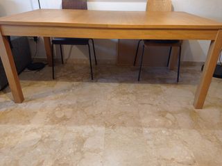 Mesa de comedor extensible.