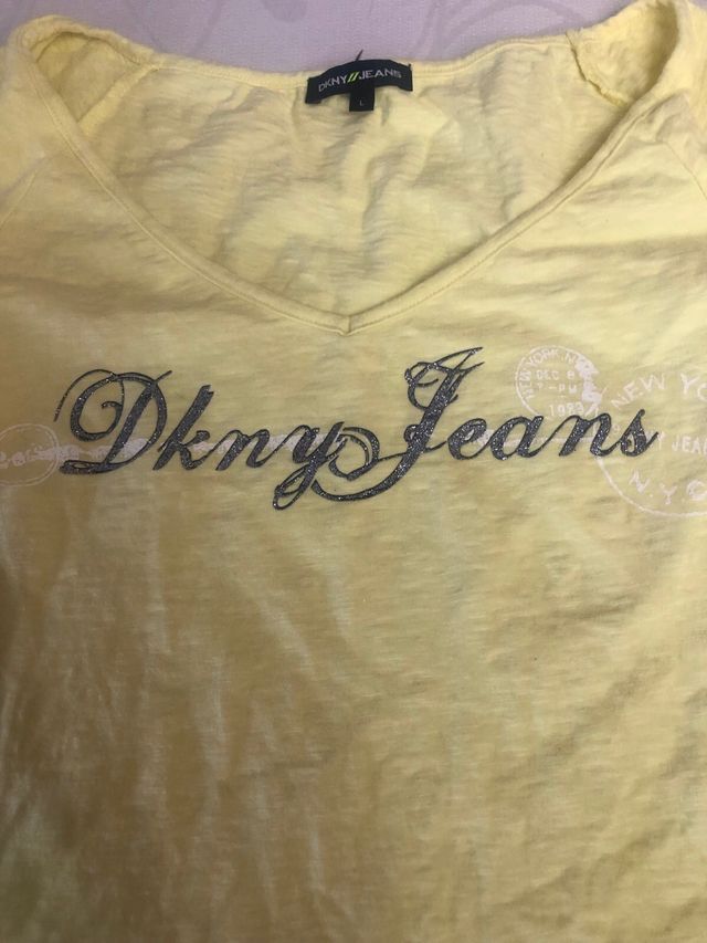 Camiseta amarilla DKNY