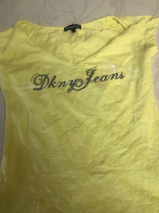 Camiseta amarilla DKNY