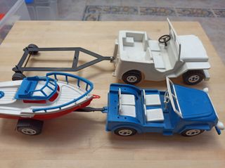 Antiguos jeep con remolque.