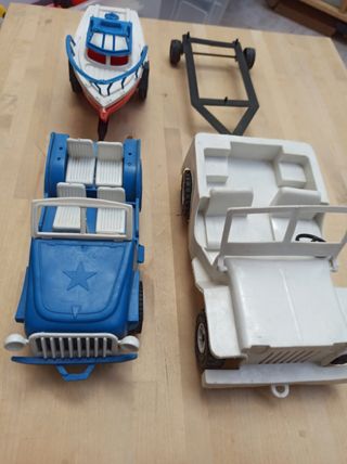 Antiguos jeep con remolque.