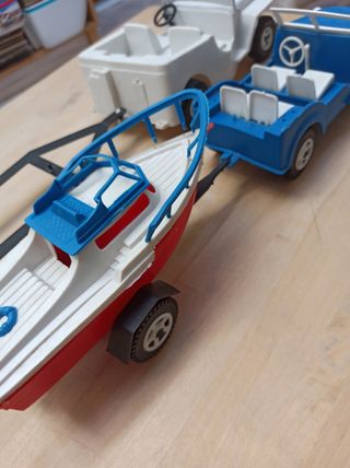 Antiguos jeep con remolque.