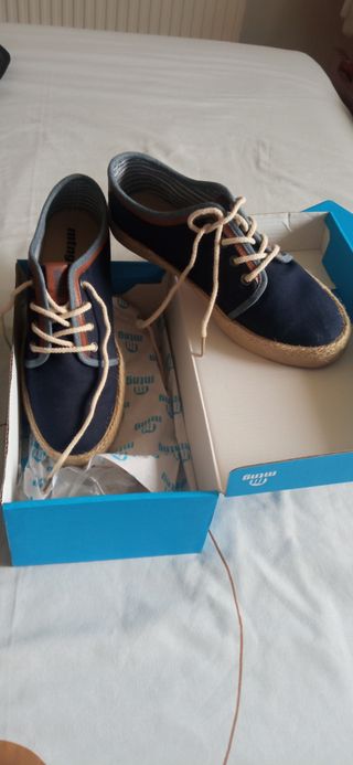 Dos pares de Zapatillas informal niño