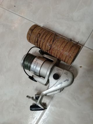 Carrete de pesca más anzuelos