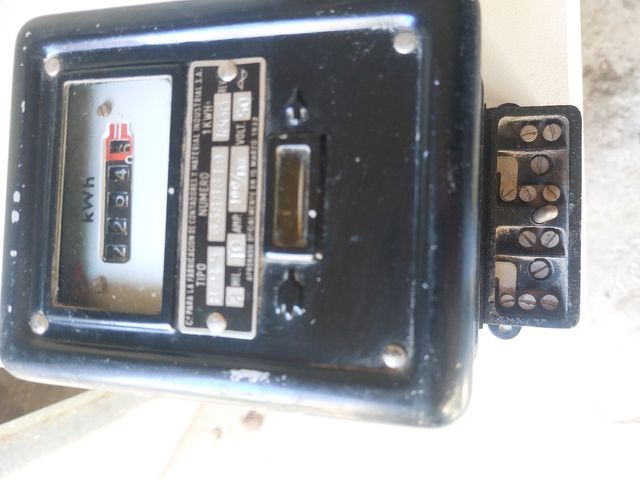 Contador de luz antiguo